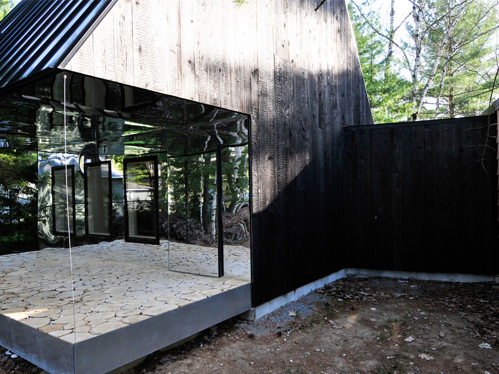 На фото: маленький, одноэтажный, деревянный дом в стиле модернизм для на участке и в саду с