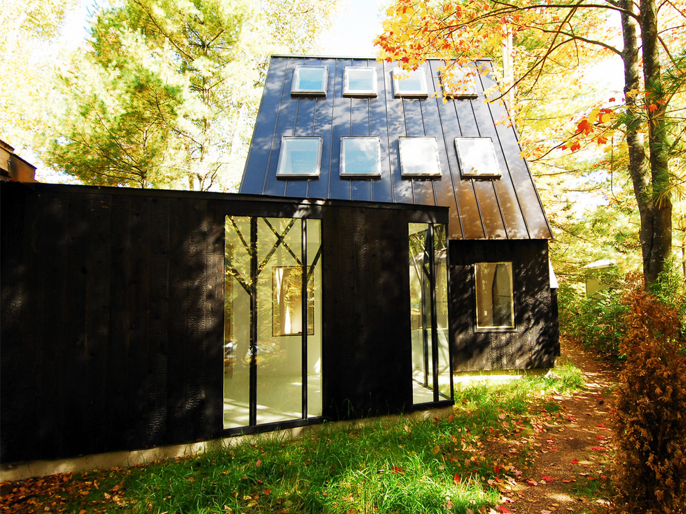 На фото: маленький, одноэтажный, деревянный дом в современном стиле для на участке и в саду с