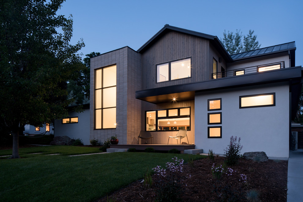 Inspiration för mellanstora moderna bruna hus, med två våningar, sadeltak och tak i metall