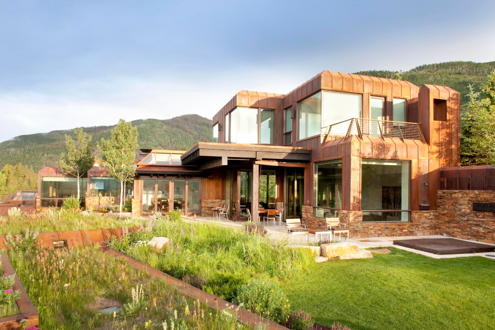 Источник вдохновения для домашнего уюта: большой, двухэтажный, коричневый частный загородный дом в стиле модернизм с облицовкой из металла и плоской крышей