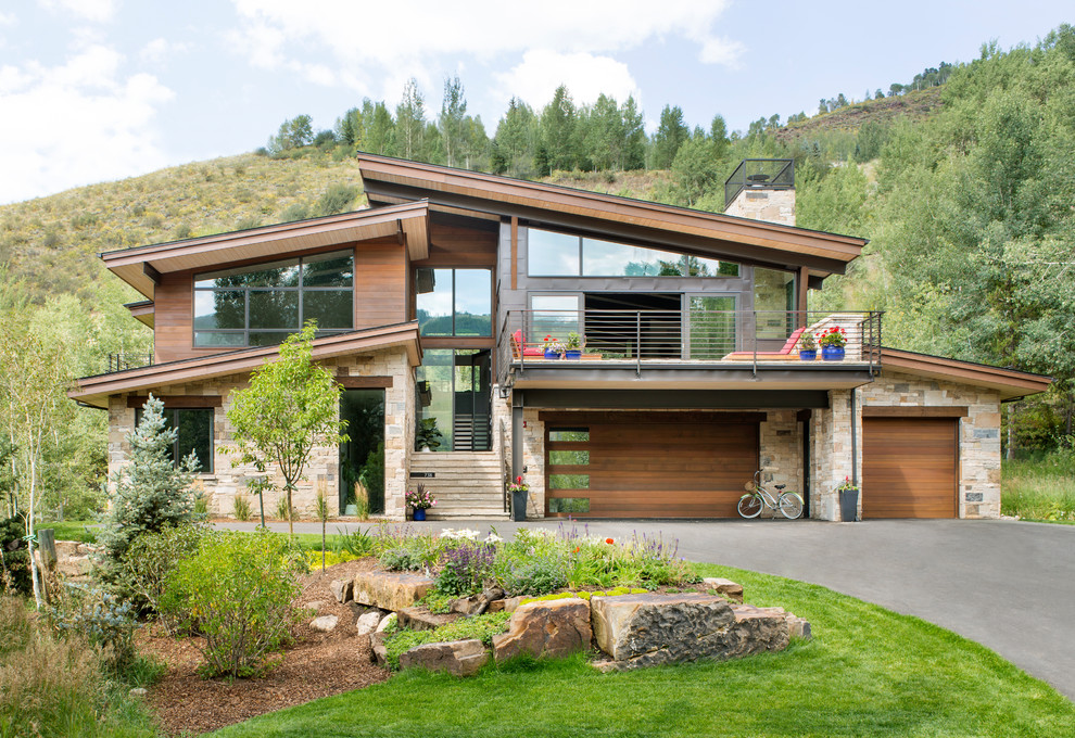Zweistöckiges Uriges Einfamilienhaus mit Mix-Fassade, brauner Fassadenfarbe und Flachdach in Denver