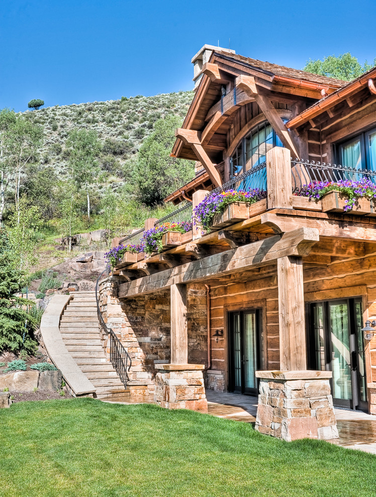 Große, Dreistöckige Urige Holzfassade Haus mit brauner Fassadenfarbe in Denver