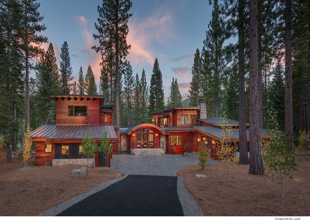 Große, Zweistöckige Moderne Holzfassade Haus mit brauner Fassadenfarbe und Flachdach in Sacramento