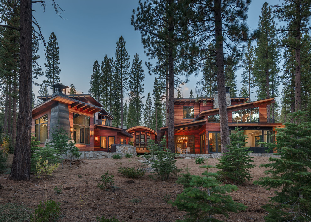 Große, Zweistöckige Moderne Holzfassade Haus mit brauner Fassadenfarbe und Flachdach in Sacramento