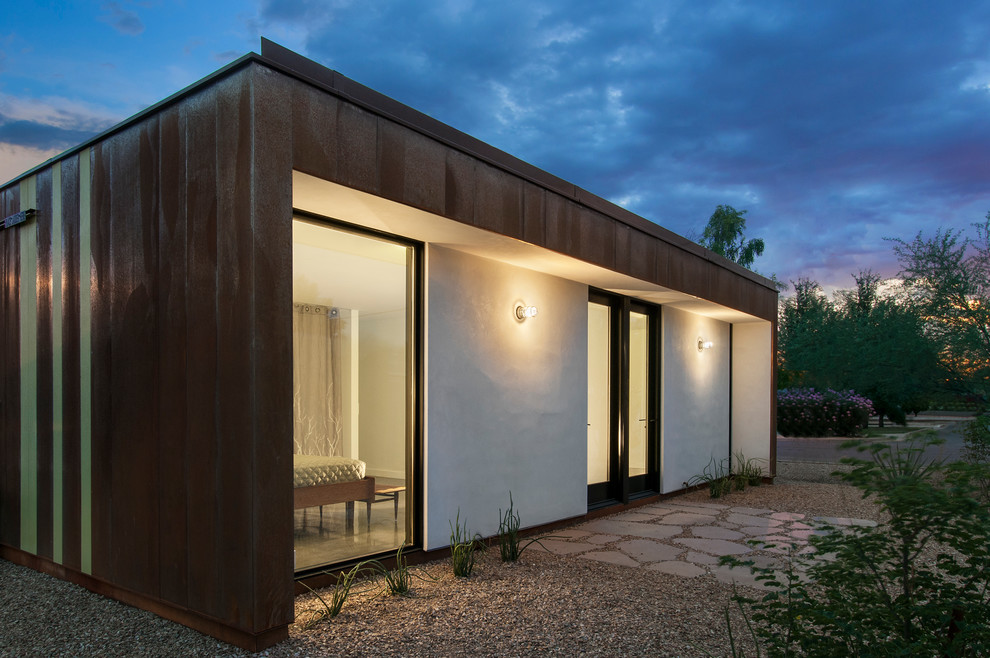 Свежая идея для дизайна: одноэтажный дом в стиле модернизм с облицовкой из металла и плоской крышей - отличное фото интерьера