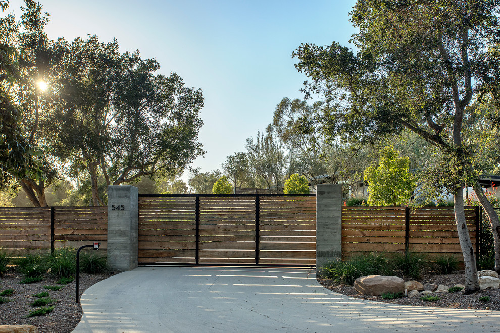 Großes, Einstöckiges Mid-Century Haus mit weißer Fassadenfarbe in Santa Barbara