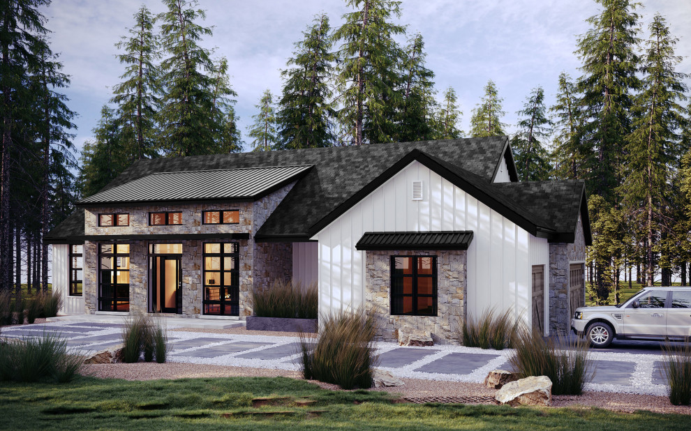 Imagen de fachada de casa blanca campestre de tamaño medio de una planta con revestimiento de madera, tejado a dos aguas y tejado de metal