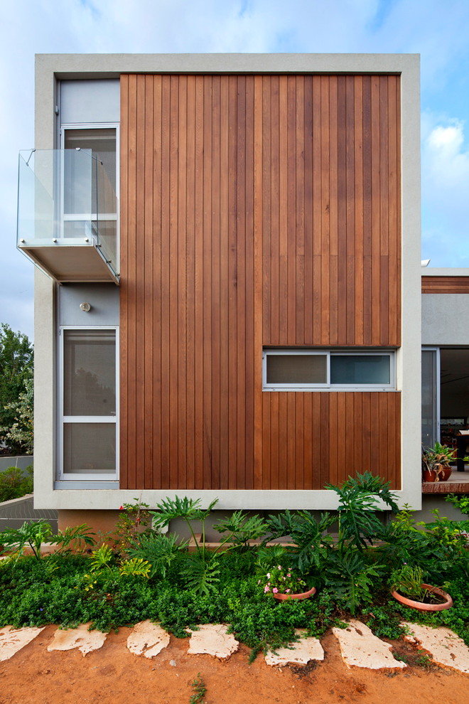Пример оригинального дизайна: двухэтажный дом в стиле модернизм с комбинированной облицовкой