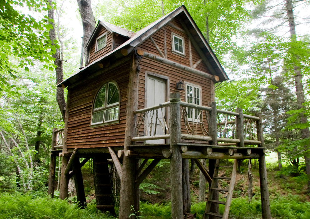 Idee per la micro casa piccola marrone rustica a due piani con rivestimento in legno e tetto a capanna