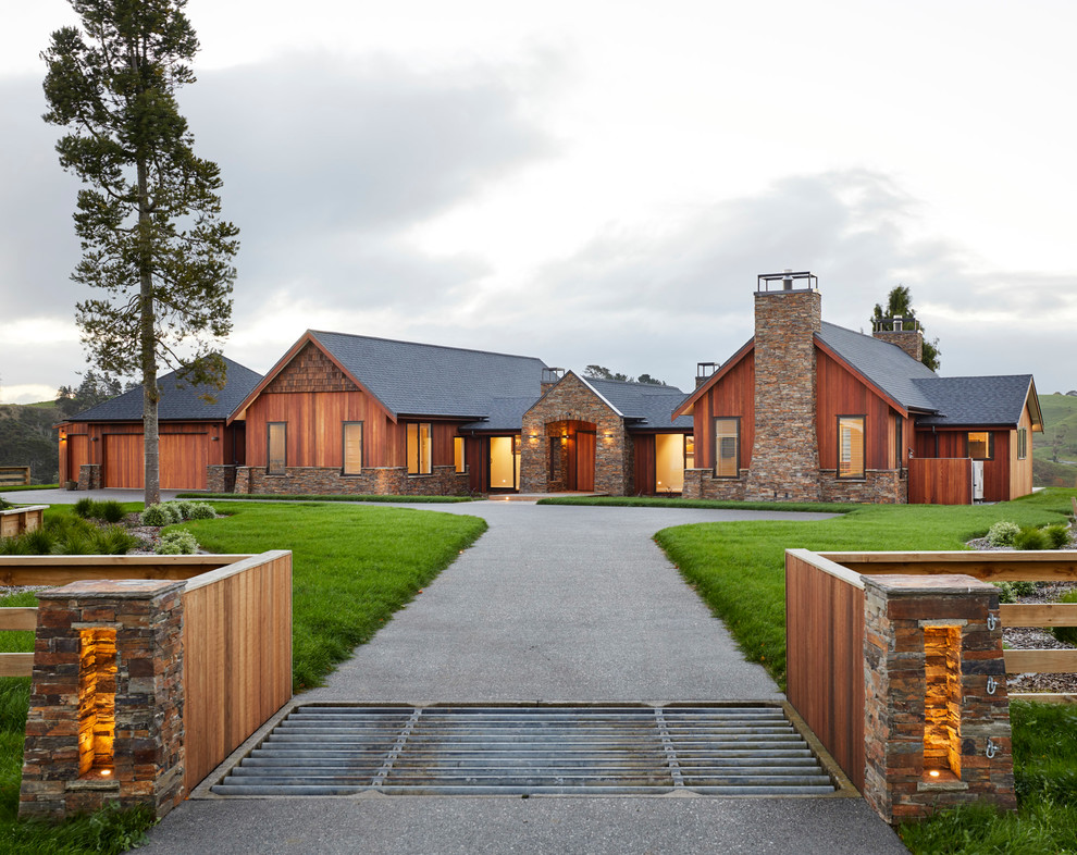 Idée de décoration pour une grande façade de maison marron chalet en bois de plain-pied avec un toit à deux pans et un toit en shingle.