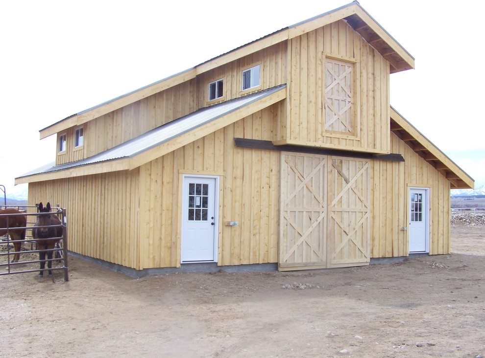 Foto de fachada marrón campestre con revestimiento de madera y tejado a dos aguas