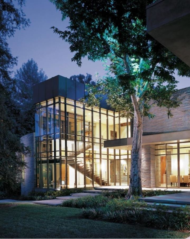 Geräumiges, Zweistöckiges Modernes Haus mit Putzfassade und grauer Fassadenfarbe in Los Angeles