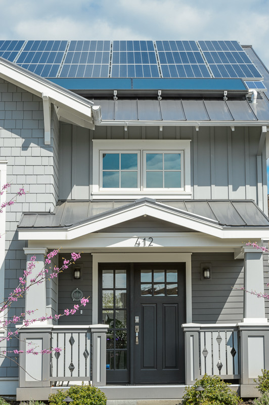 Mittelgroßes, Zweistöckiges Uriges Einfamilienhaus mit Faserzement-Fassade, grauer Fassadenfarbe und Blechdach in Portland