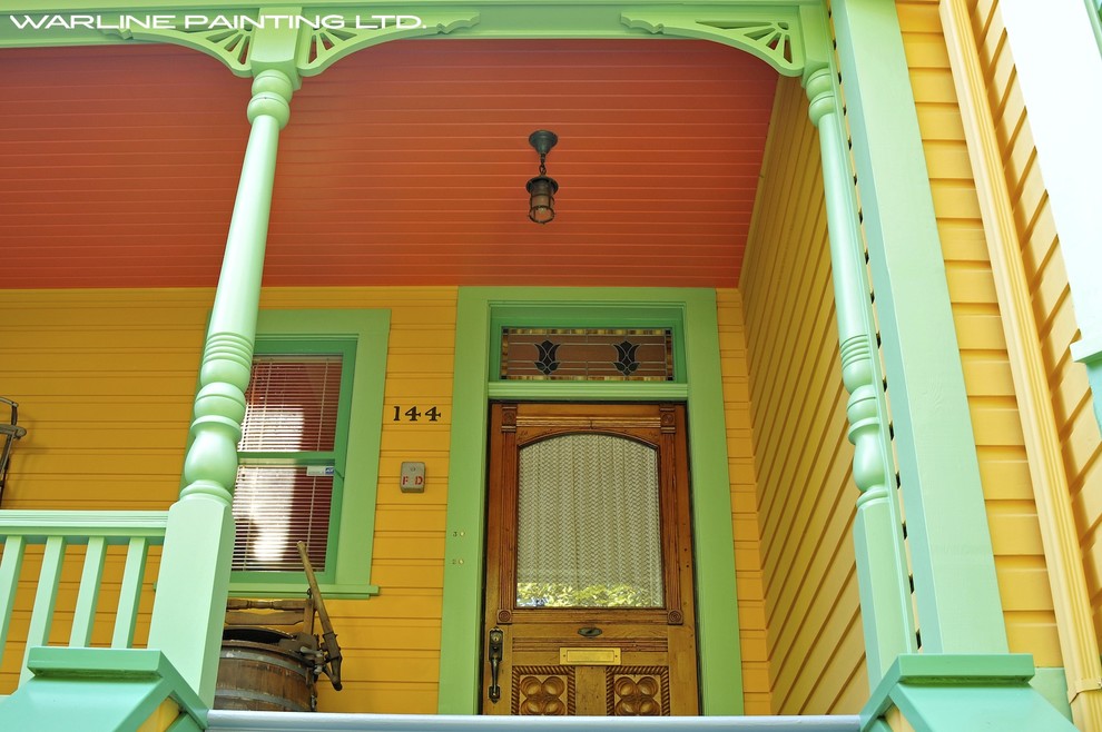 Klassische Holzfassade Haus mit gelber Fassadenfarbe in Vancouver