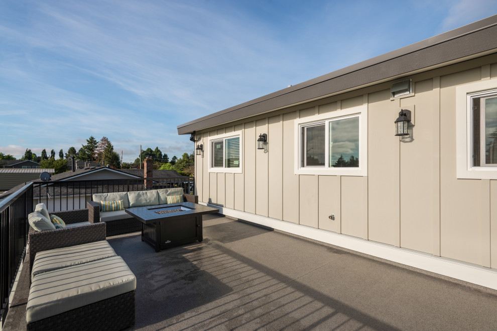 Geräumiges, Zweistöckiges Landhausstil Einfamilienhaus mit Faserzement-Fassade, grauer Fassadenfarbe, Flachdach und Blechdach in Vancouver