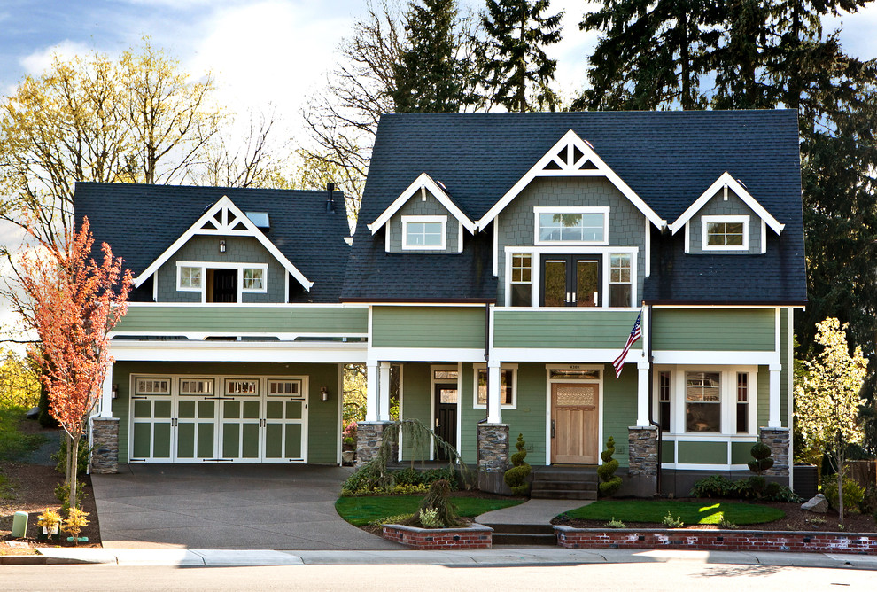 Klassisches Haus mit grüner Fassadenfarbe und Satteldach in Portland