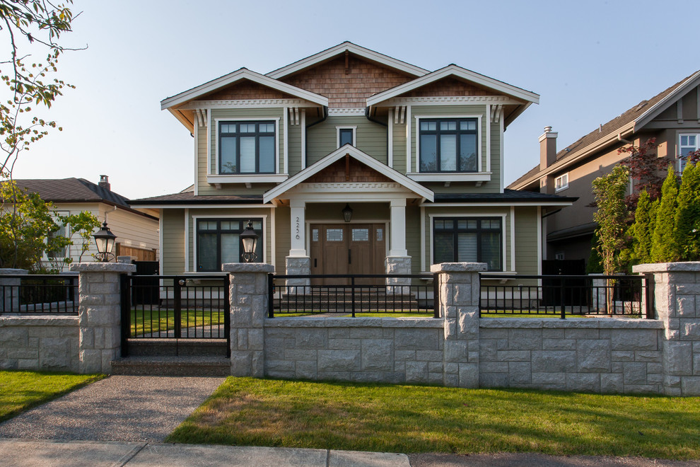Exemple d'une grande façade de maison verte craftsman à deux étages et plus avec un revêtement mixte et un toit à deux pans.