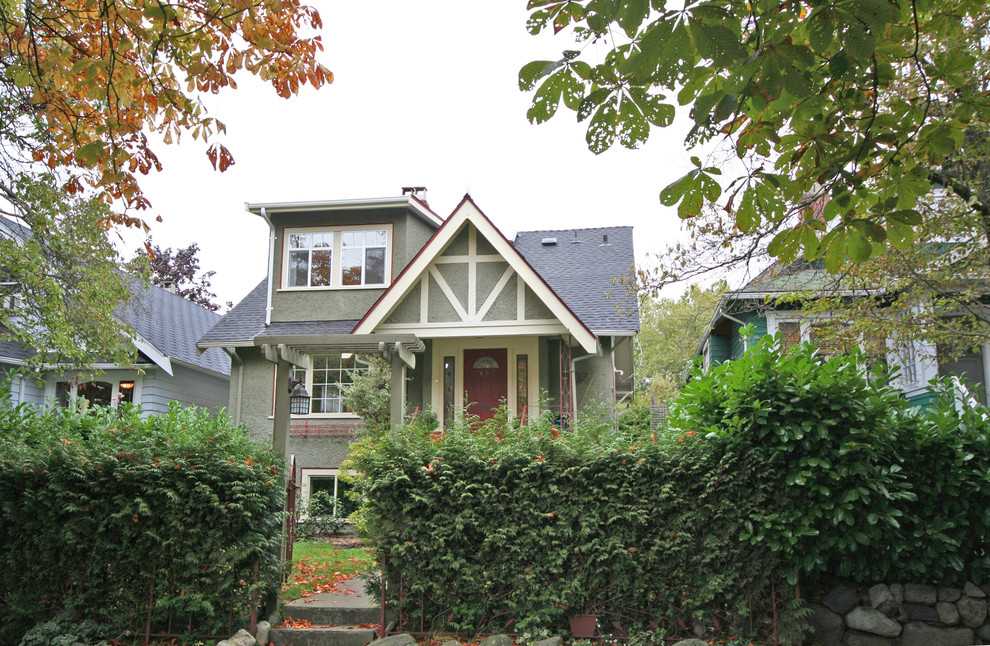 Ispirazione per la facciata di una casa verde american style a tre piani di medie dimensioni con rivestimento in stucco e tetto a capanna