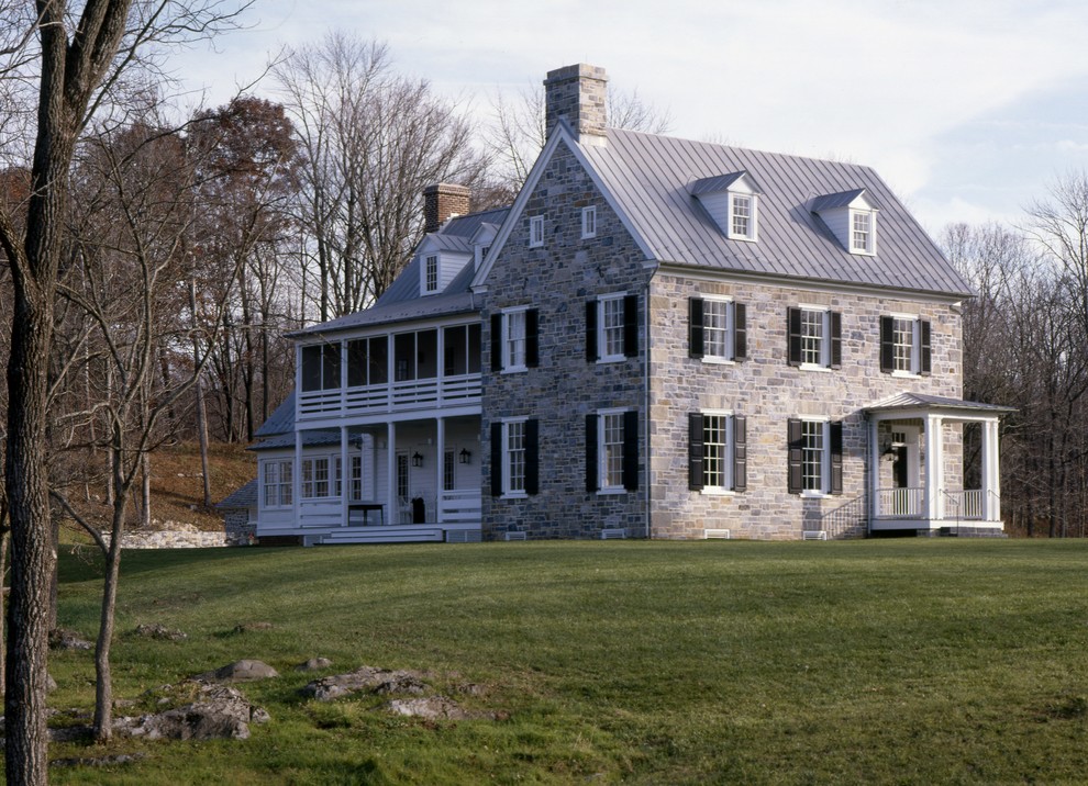 Пример оригинального дизайна: трехэтажный дом среднего размера в классическом стиле с облицовкой из камня и двускатной крышей