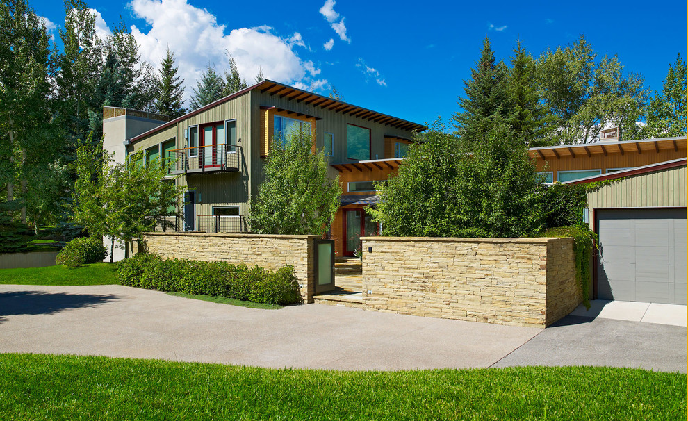 Inspiration pour une façade de maison verte design à un étage avec un toit en appentis.