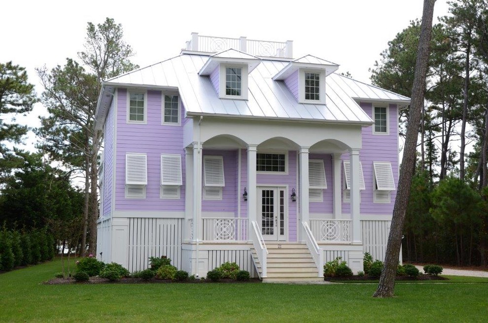 Cette image montre une très grande façade de maison violet traditionnelle en panneau de béton fibré à deux étages et plus.