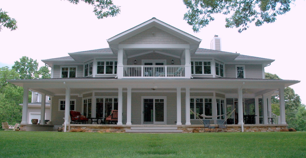 Foto de fachada de casa gris tradicional grande de dos plantas con revestimiento de madera, tejado a cuatro aguas y tejado de teja de madera