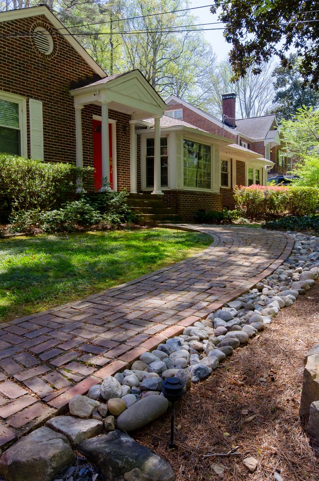 Example of a mid-sized transitional brown one-story brick exterior home design in Atlanta