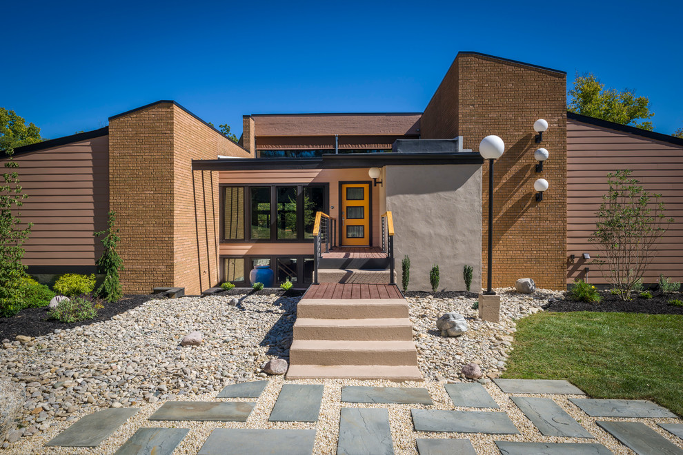 Großes, Zweistöckiges Uriges Haus mit Backsteinfassade, brauner Fassadenfarbe und Flachdach in Cincinnati