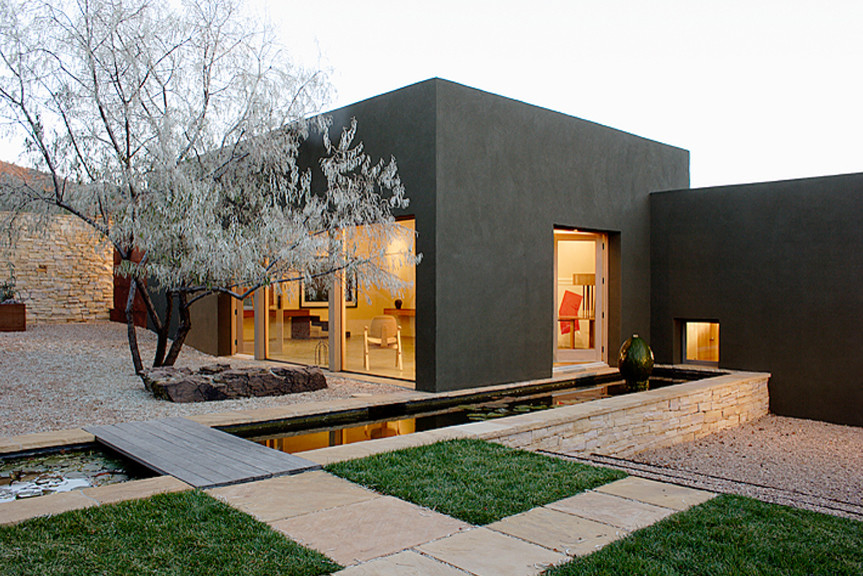 Großes, Einstöckiges Modernes Haus mit Lehmfassade und schwarzer Fassadenfarbe in Albuquerque