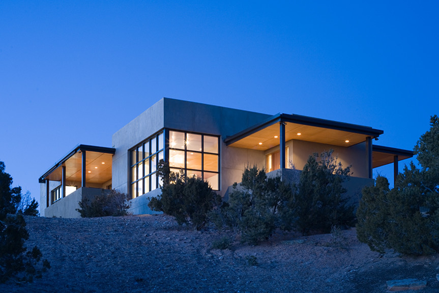 Einstöckiges Modernes Haus mit Lehmfassade und brauner Fassadenfarbe in Albuquerque