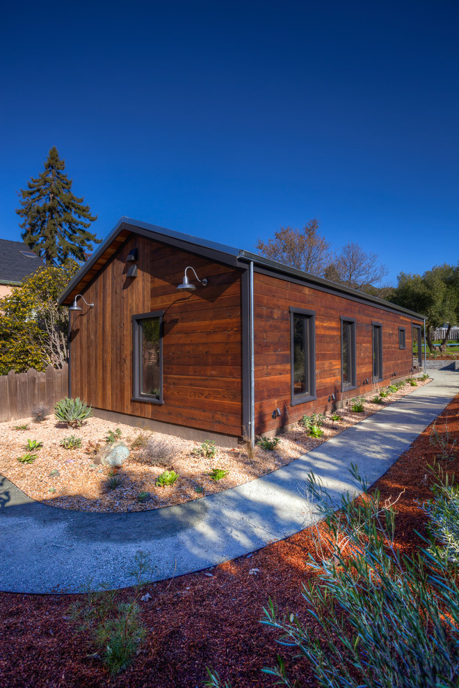 Idee per la facciata di una casa marrone country a un piano di medie dimensioni con rivestimento in legno