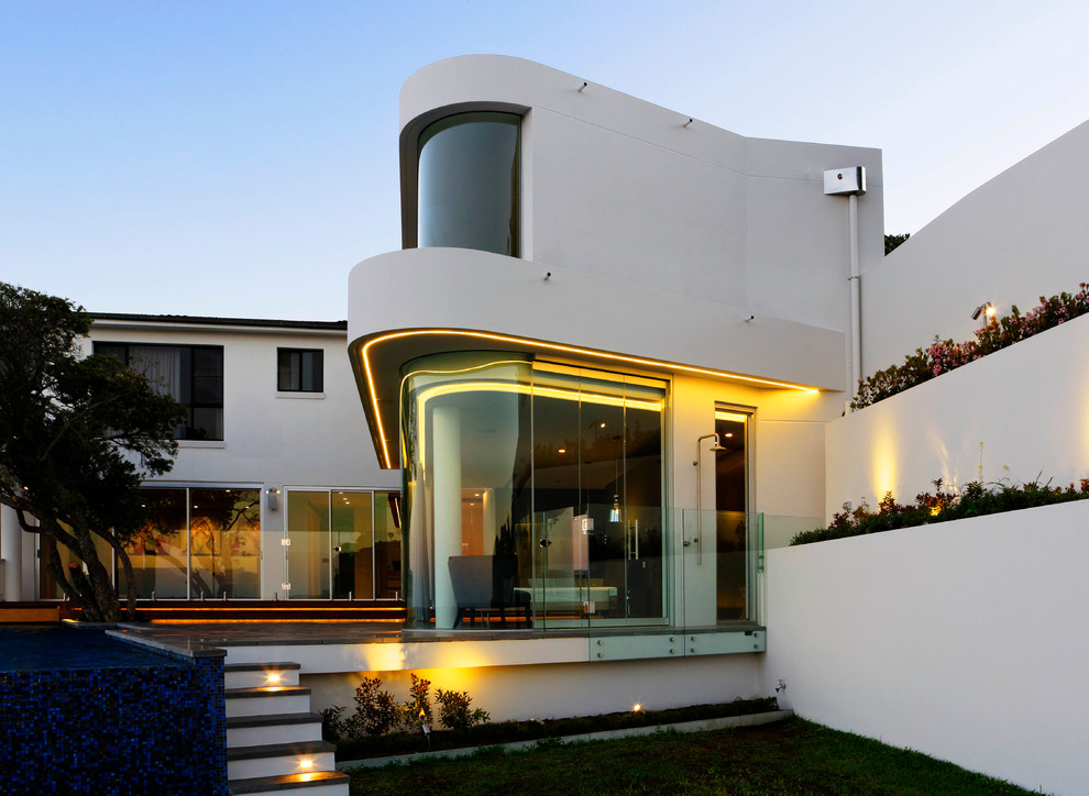 Ispirazione per la facciata di una casa bianca contemporanea a due piani con rivestimento in stucco e tetto piano
