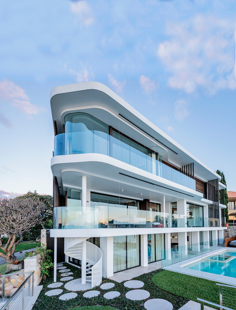 Großes Modernes Haus mit weißer Fassadenfarbe in Sydney
