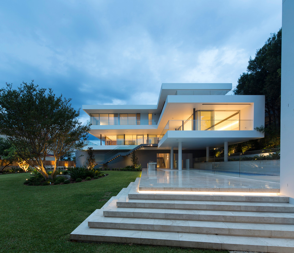 Großes, Zweistöckiges Modernes Haus mit weißer Fassadenfarbe und Flachdach in Sydney