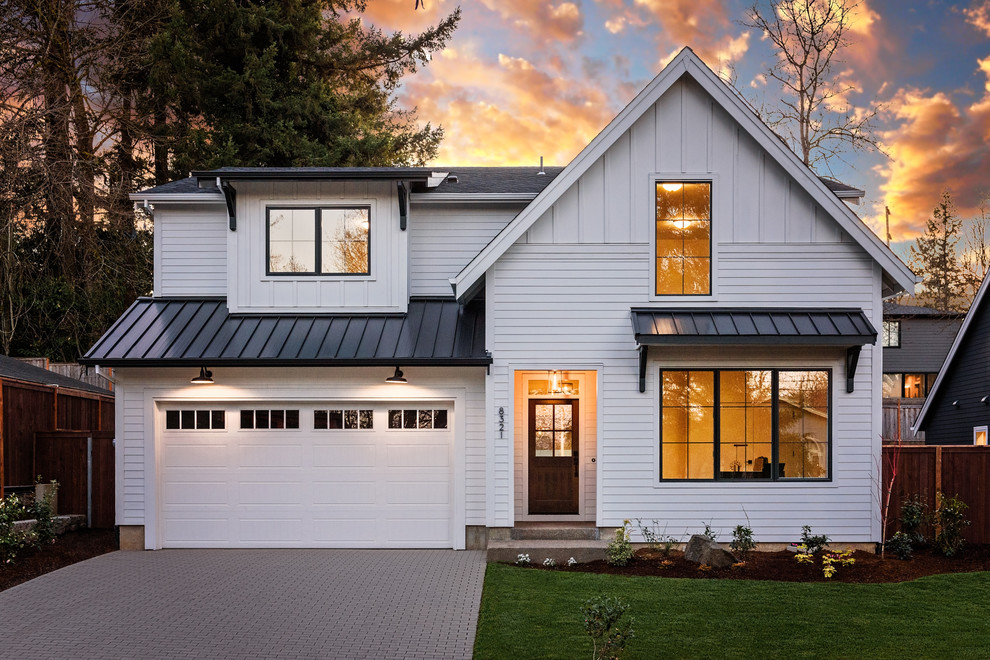 Diseño de fachada de casa blanca campestre de dos plantas con tejado a dos aguas y tejado de teja de madera