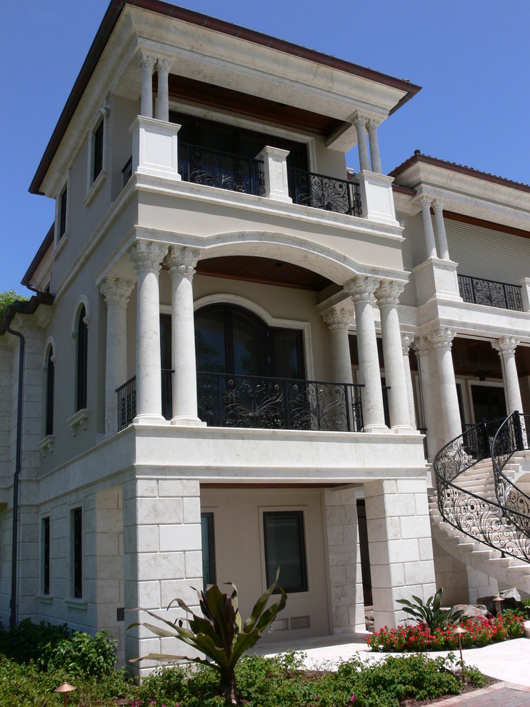 Ispirazione per la facciata di una casa ampia mediterranea a tre piani con rivestimento in pietra