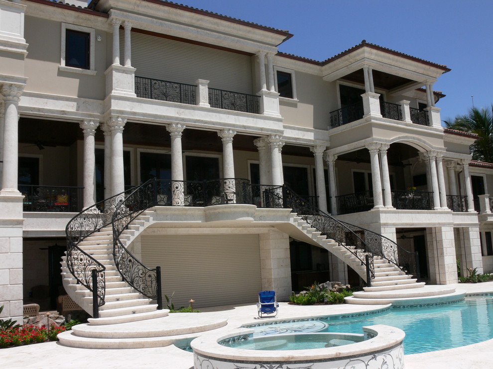 Geräumiges, Dreistöckiges Mediterranes Haus mit Steinfassade in Miami