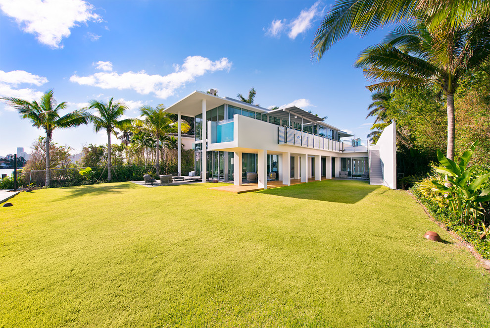 Zweistöckiges Modernes Einfamilienhaus mit weißer Fassadenfarbe, Flachdach, Putzfassade und Misch-Dachdeckung in Miami