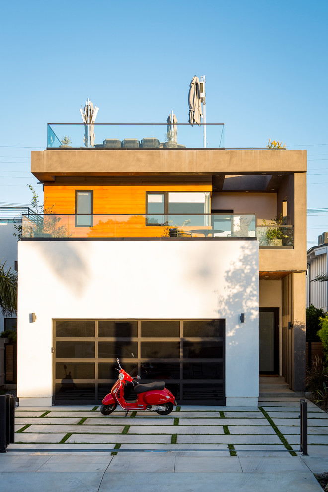 Modelo de fachada de casa multicolor actual grande de tres plantas con revestimientos combinados y tejado plano