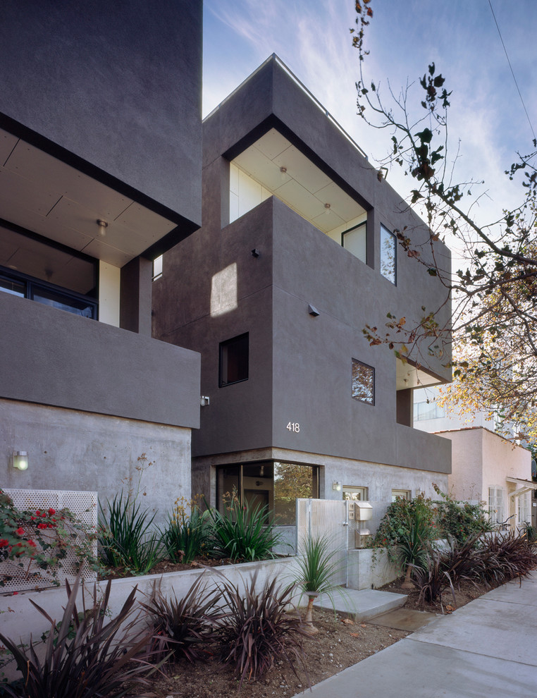 Mittelgroßes, Dreistöckiges Modernes Haus mit Faserzement-Fassade, grauer Fassadenfarbe und Flachdach in Los Angeles