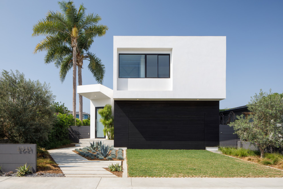 Inspiration for a modern exterior home remodel in Los Angeles
