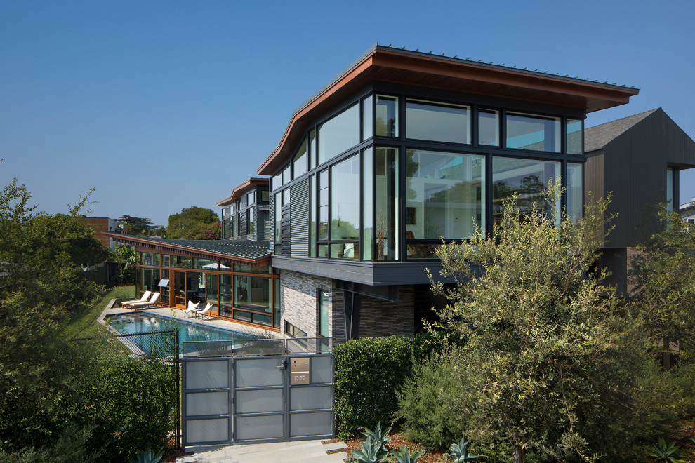Großes, Zweistöckiges Modernes Einfamilienhaus mit Metallfassade, Pultdach und Blechdach in Seattle