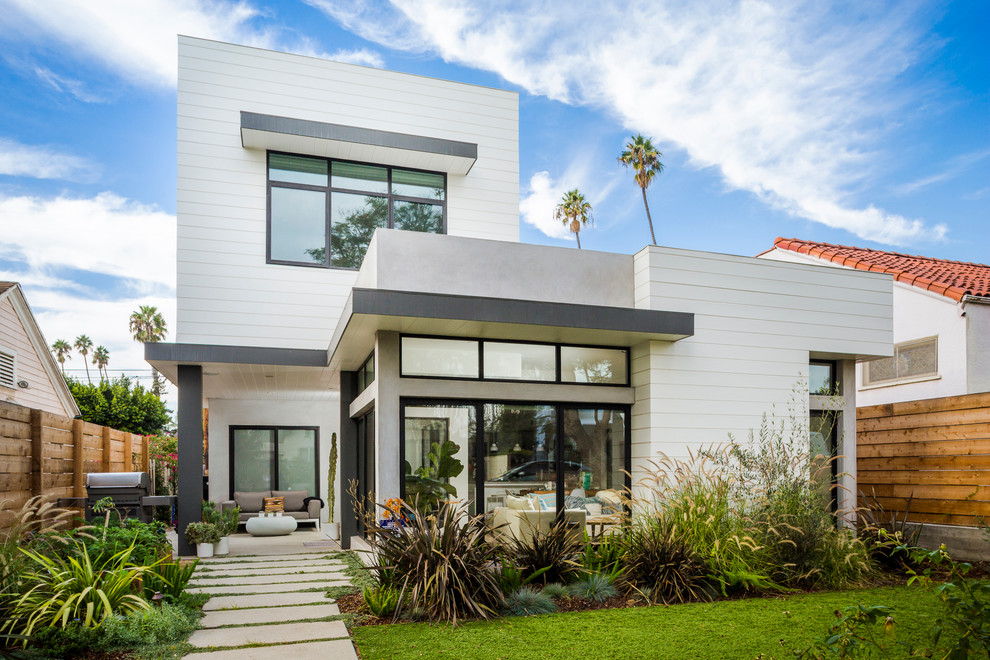 Kleines, Zweistöckiges Modernes Haus mit Faserzement-Fassade, weißer Fassadenfarbe und Flachdach in Los Angeles