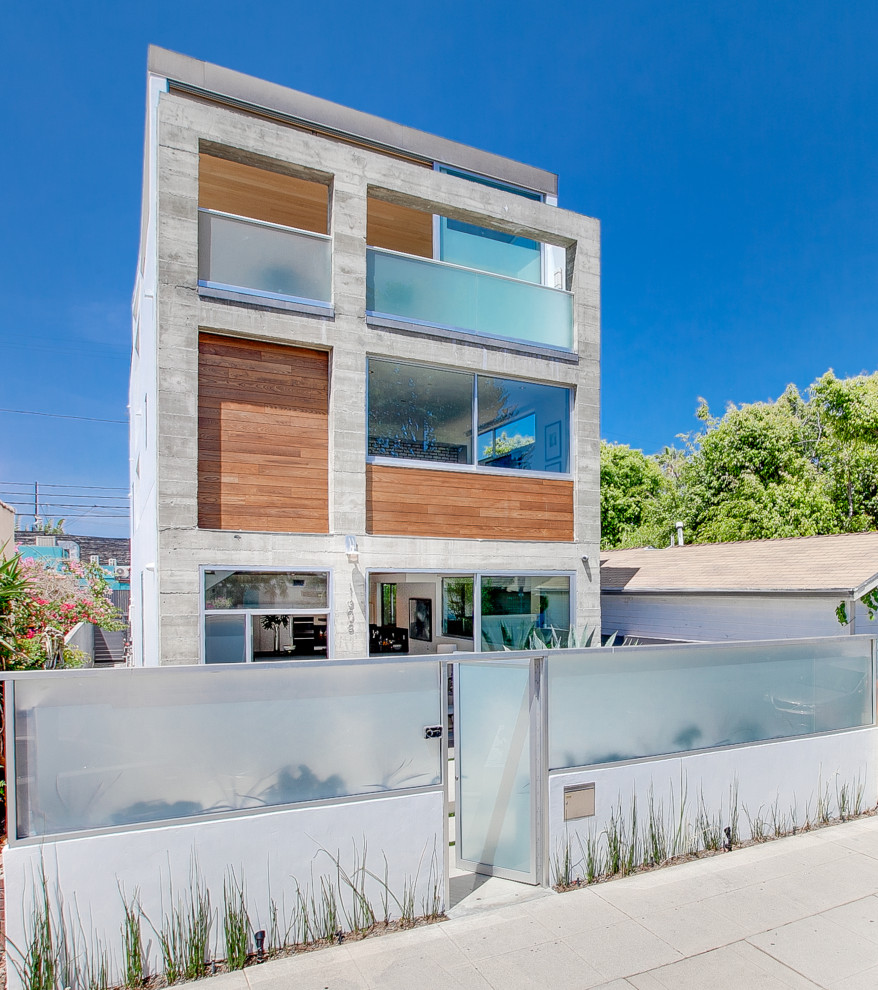 Inspiration for a contemporary house exterior in Los Angeles.