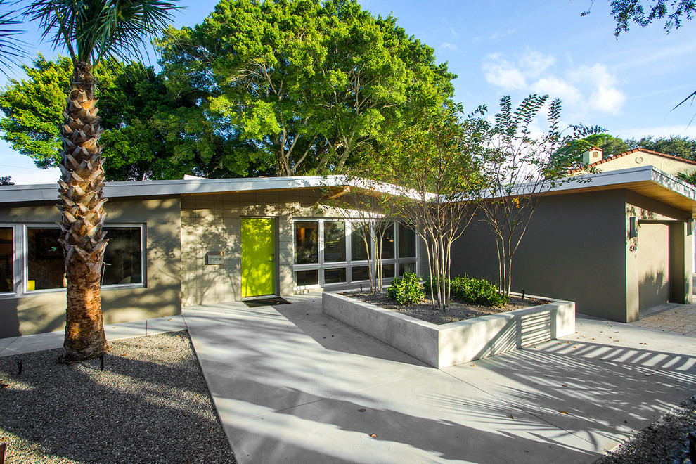 Einstöckiges Retro Haus mit Mix-Fassade und beiger Fassadenfarbe in Tampa