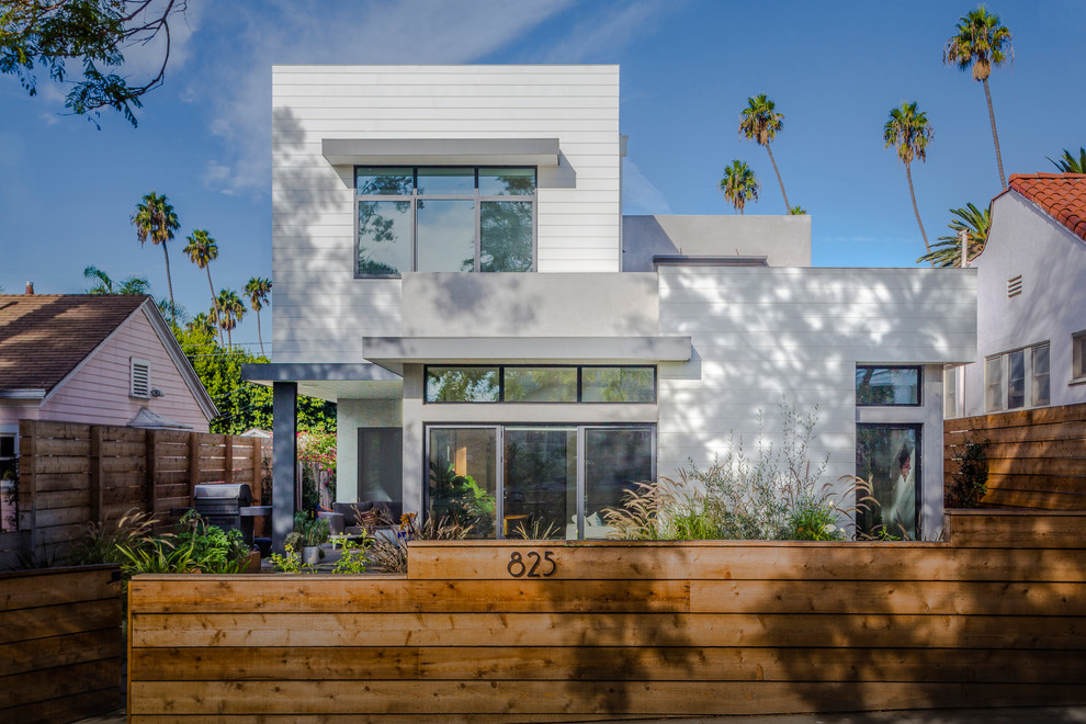 ロサンゼルスにあるお手頃価格の小さなコンテンポラリースタイルのおしゃれな家の外観 (コンクリート繊維板サイディング) の写真