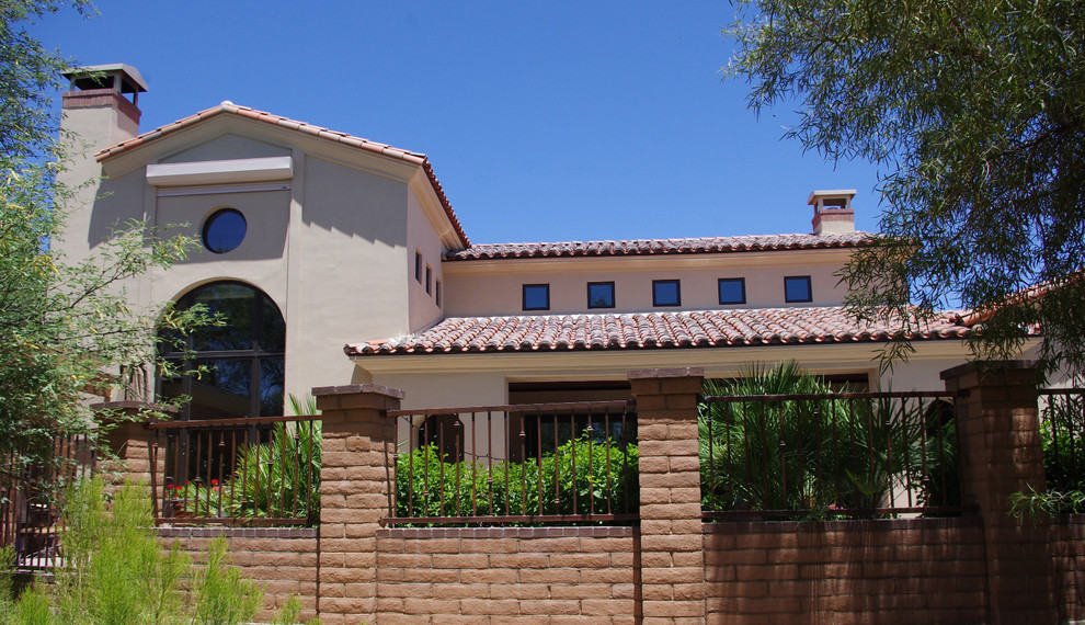 Foto della facciata di una casa grande beige american style a due piani con rivestimento in stucco