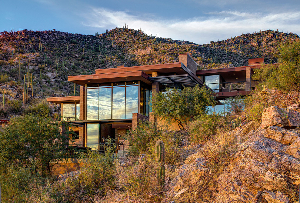 Großes, Dreistöckiges Modernes Einfamilienhaus mit Mix-Fassade, Flachdach und brauner Fassadenfarbe in Phoenix