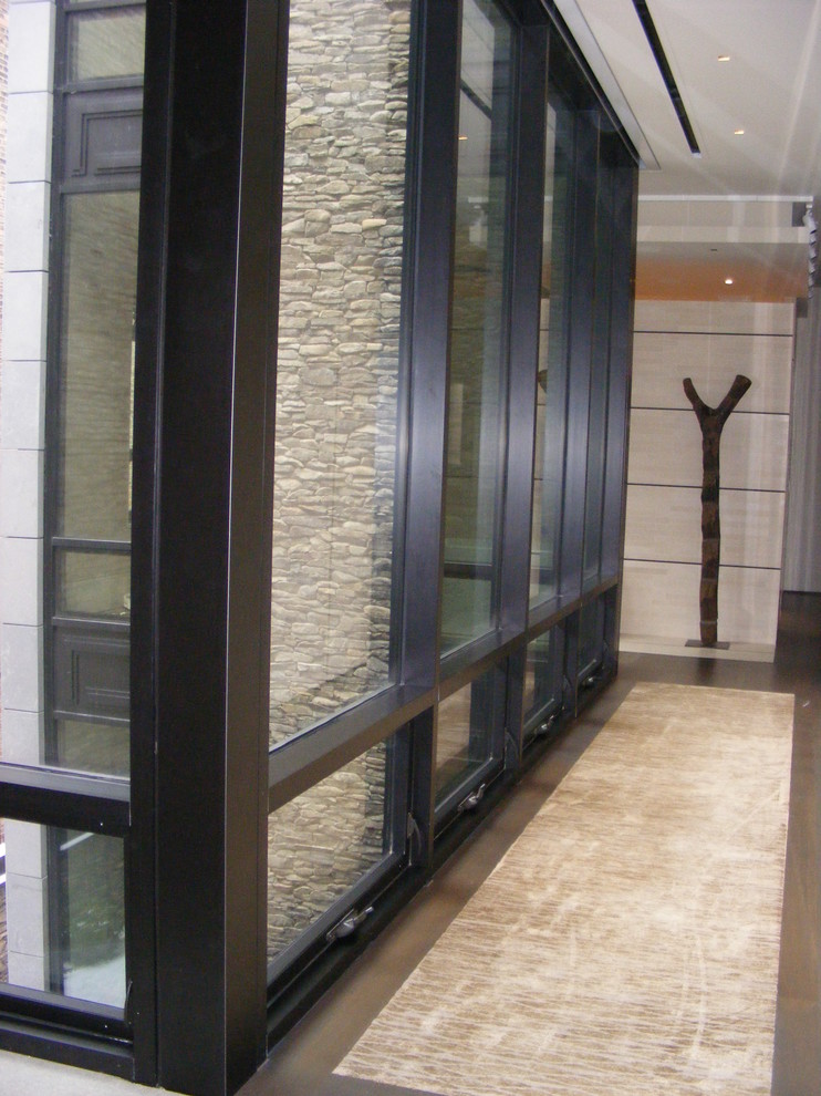 Modelo de fachada gris contemporánea extra grande de tres plantas con revestimiento de metal