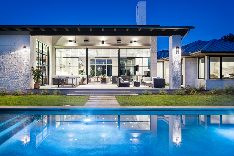 Einstöckiges Modernes Haus mit Steinfassade und Walmdach in Austin